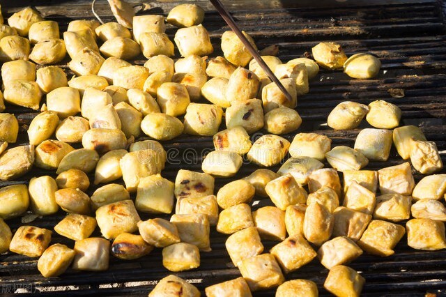 摆摊卖臭豆腐需要什么,摆摊卖臭豆腐一个月能赚多少钱