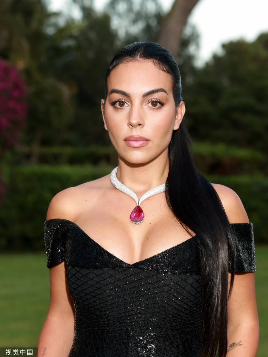 c罗晒与女友乔治娜合影,c罗与女友乔治娜海边写真