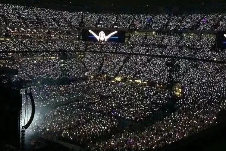 白宫回应霉霉AI照疯传,霉霉演唱会门票最快多久售空