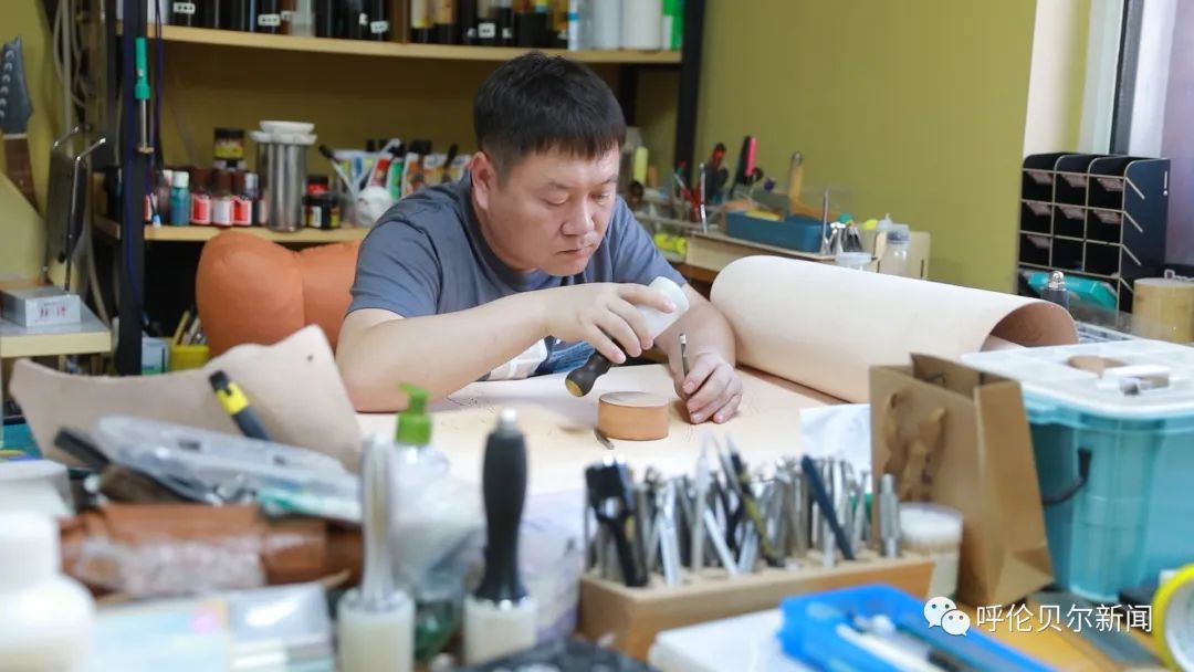 雕凿间传文化刻画中凝匠心——呼伦贝尔皮雕作品喜获“百鹤杯”工艺美术设计创新大赛百鹤金鼎奖