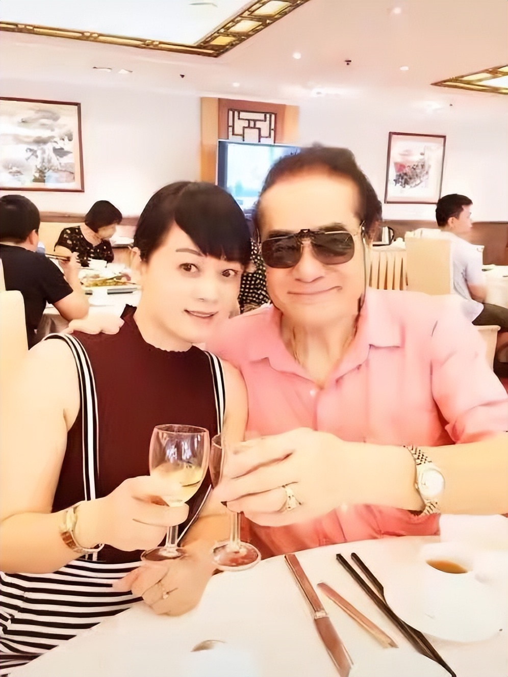 88岁“纣王”达奇定居澳洲！宴客吃披萨快餐，住宅堆满杂物显简陋