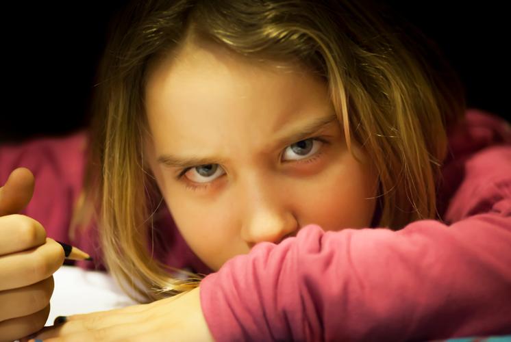 孩子一批评就生气摔东西怎么办,孩子一发脾气父母就指责