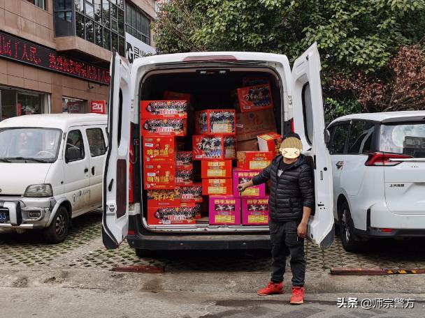 危险！杂货铺老板用商务车非法运输74件*花爆烟竹**，准备零售……