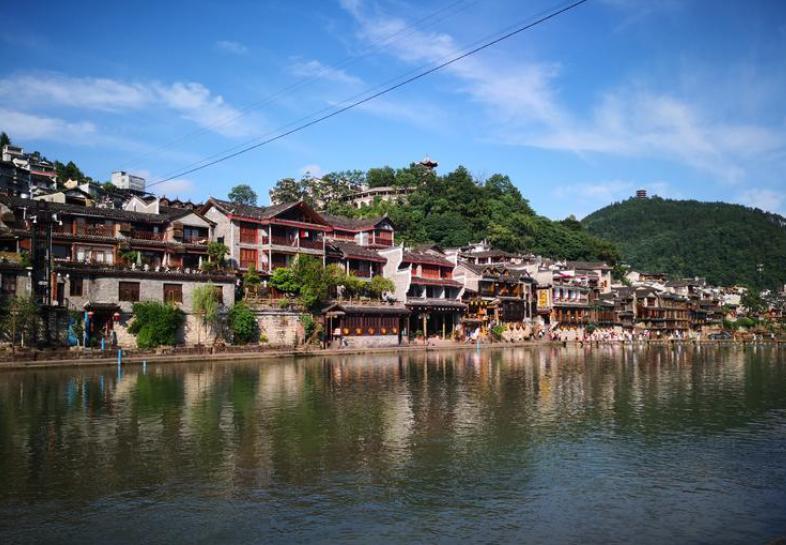 湖北与湖南交界的湖是什么湖,为何一湖相隔的湖北湖南差异巨大