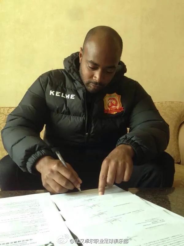 布里斯小传丨年少父亲踢球养家，法甲射手定居成都