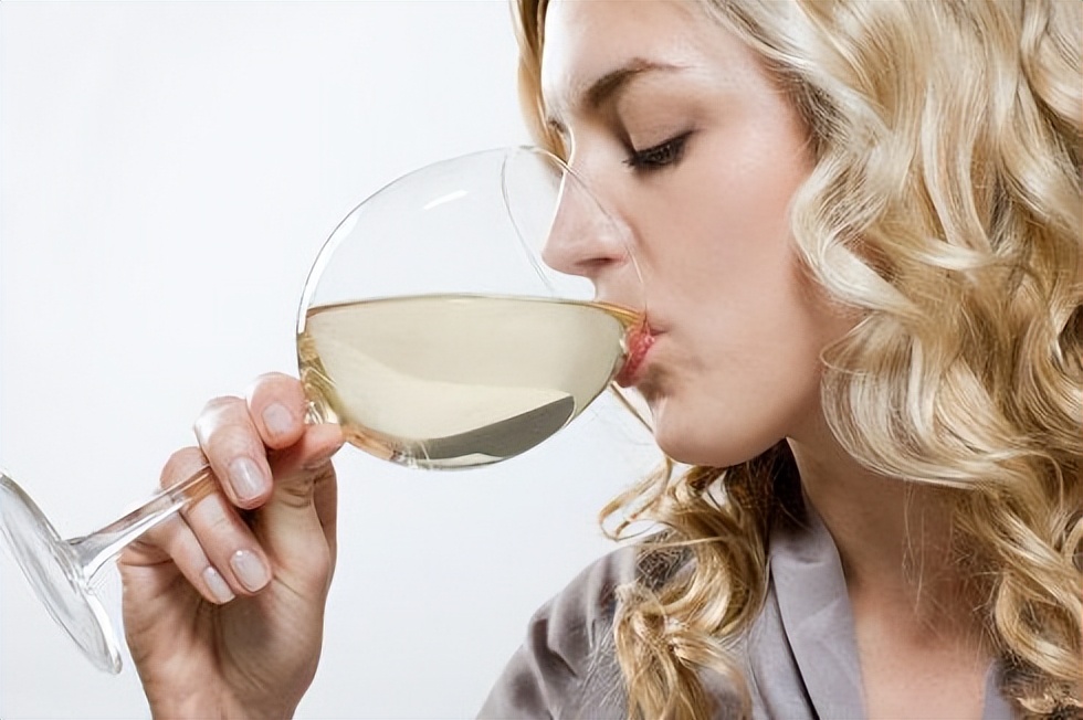 公布女性“糟蹋”乳房的行为，烟酒未上榜，劝告：能不做就不做