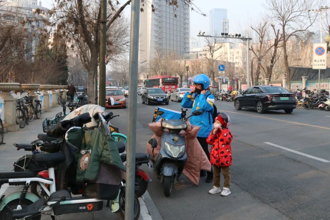 火锅店老板娘破产带着*女幼**跑闪送，每天挣够200元就回家