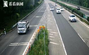 2名南水男子开上鹤港高速后，突然将车停在岔道口，随后关掉了大灯没了动静！