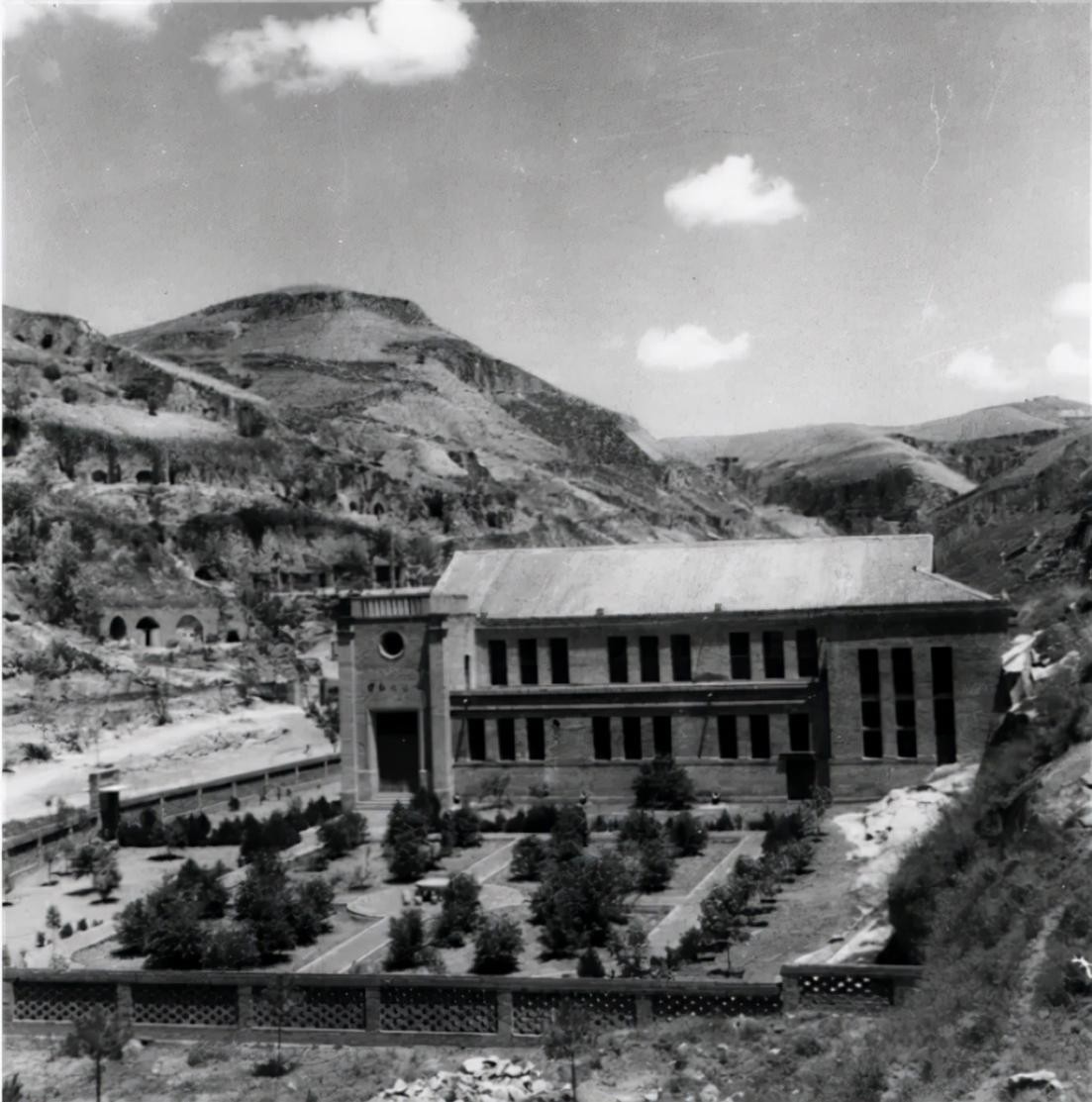 1959年人民大会堂落成,毛主席指着天花板笑问:这是谁的主意