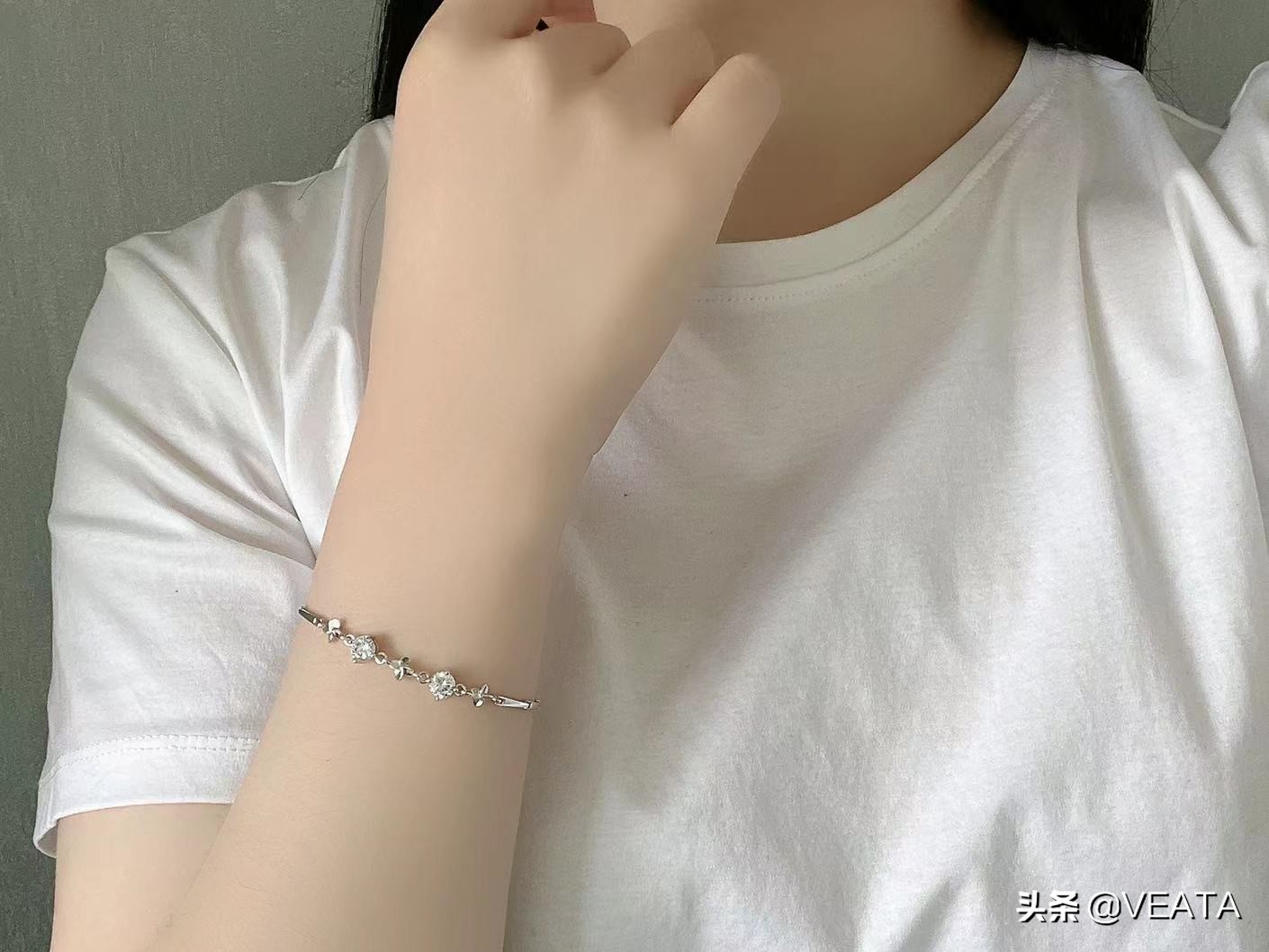 银饰放久了发黑怎么处理,银饰戴着变黑后的清洗方法