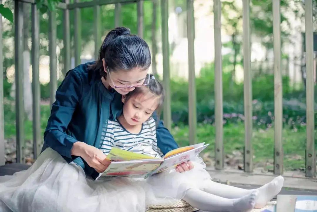 女儿告诉妈妈:“请你一定要看纸质书”，理由让人难以反驳