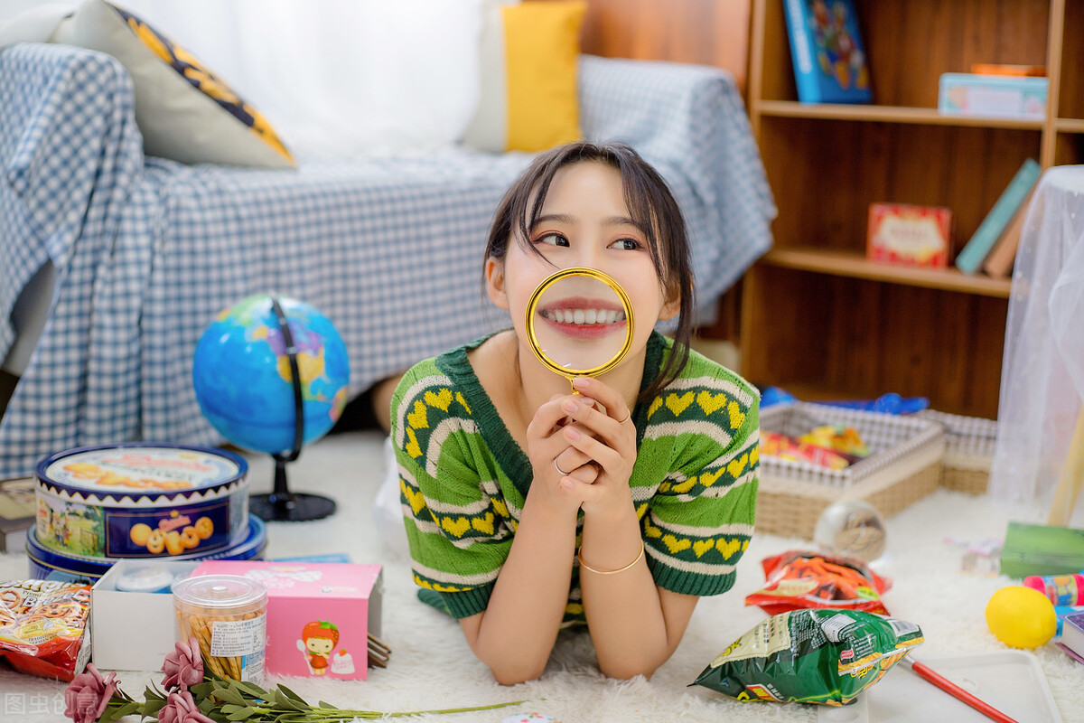 故事：和交往六年的男友分手，在酒吧买醉，却撞进公司总裁的怀里