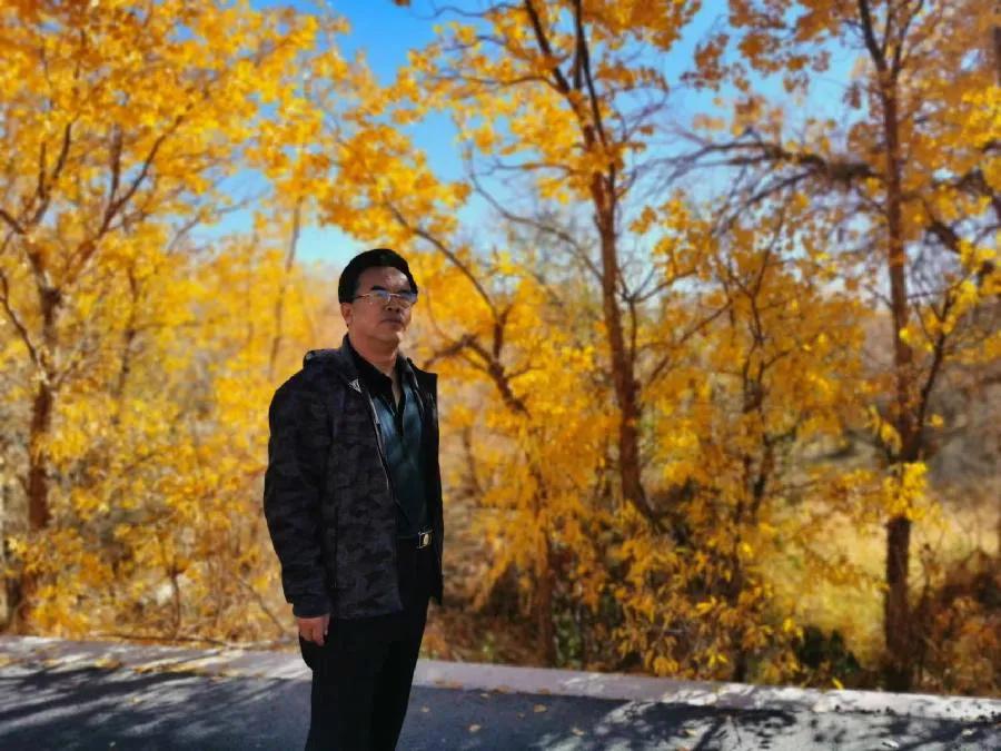 行一个军礼叫一声娘