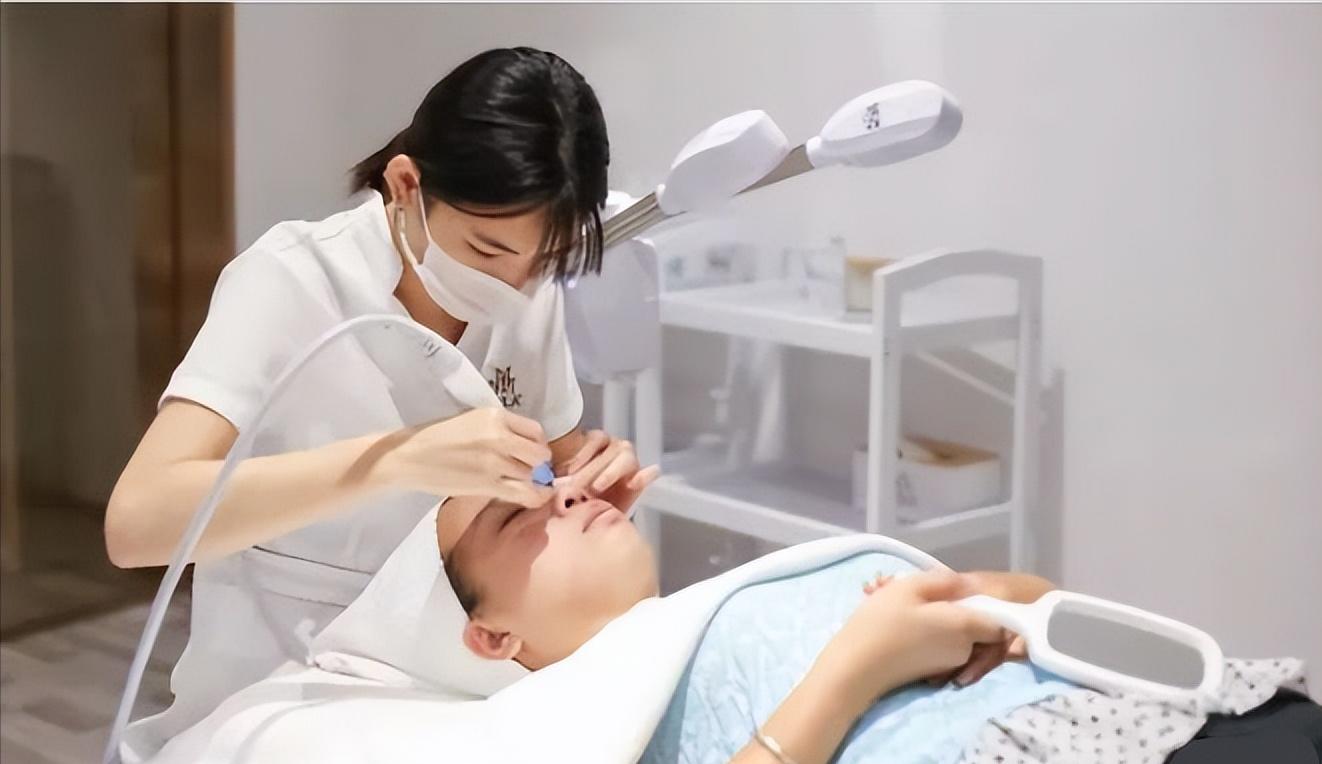 鼻子黑头感觉脏脏的,草莓黑头怎么去除最有效