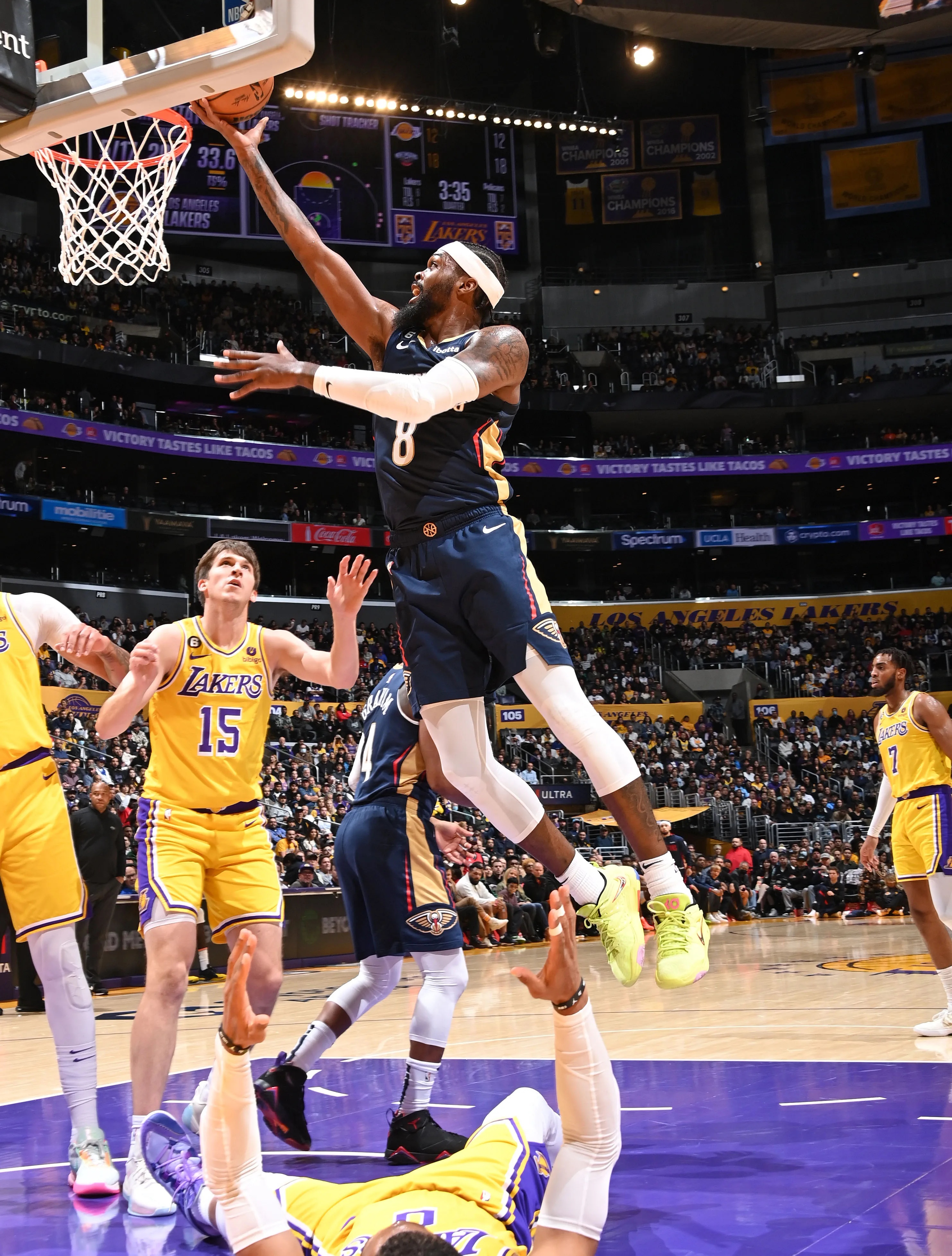 湖人vs鹈鹕莱恩简介,莱恩绝平三分球迷退场