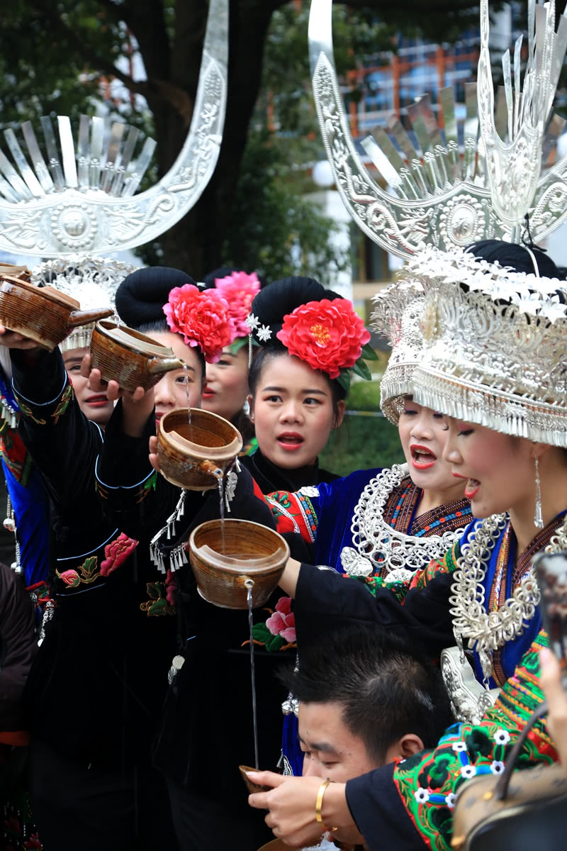 贵州高山流水敬酒会醉吗,贵州千户苗寨高山流水敬酒方式