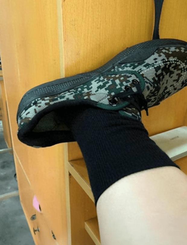 高校军训服又薄又透，遭学生吐槽质量差，“穿什么都能看得清”！
