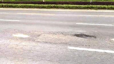 道路坑洼导致车胎破损保险能报吗,路面凹坑导致爆胎怎么赔偿