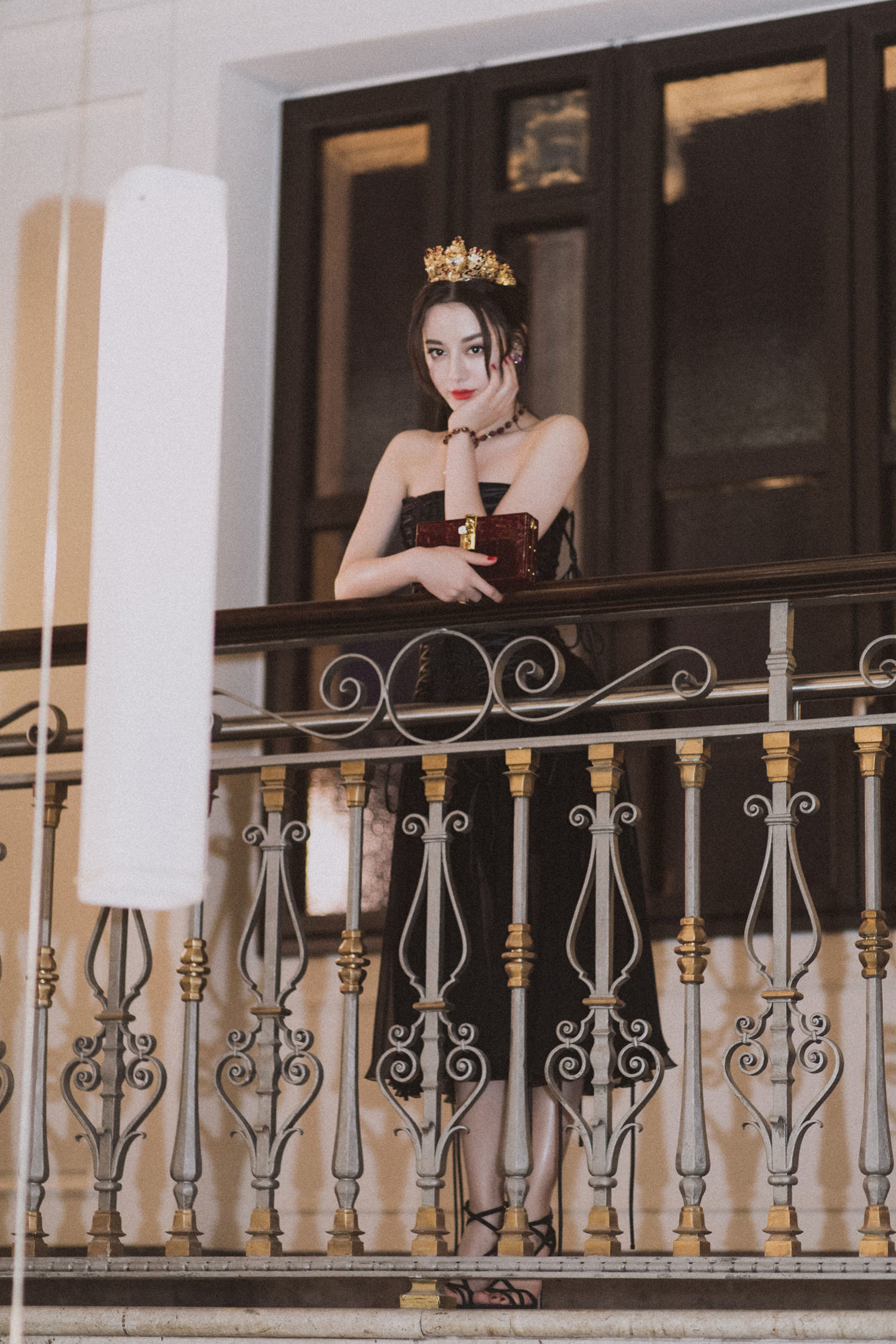 “酥胸半露”却偏要捂着,故作矜持,有一种尴尬叫迪丽热巴玩性感