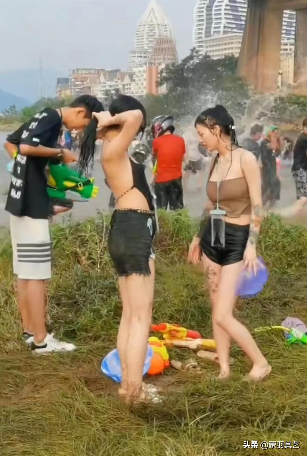 泼水节女子被撕扯雨衣怎么处理,泼水节被撕扯雨衣当事女生发声