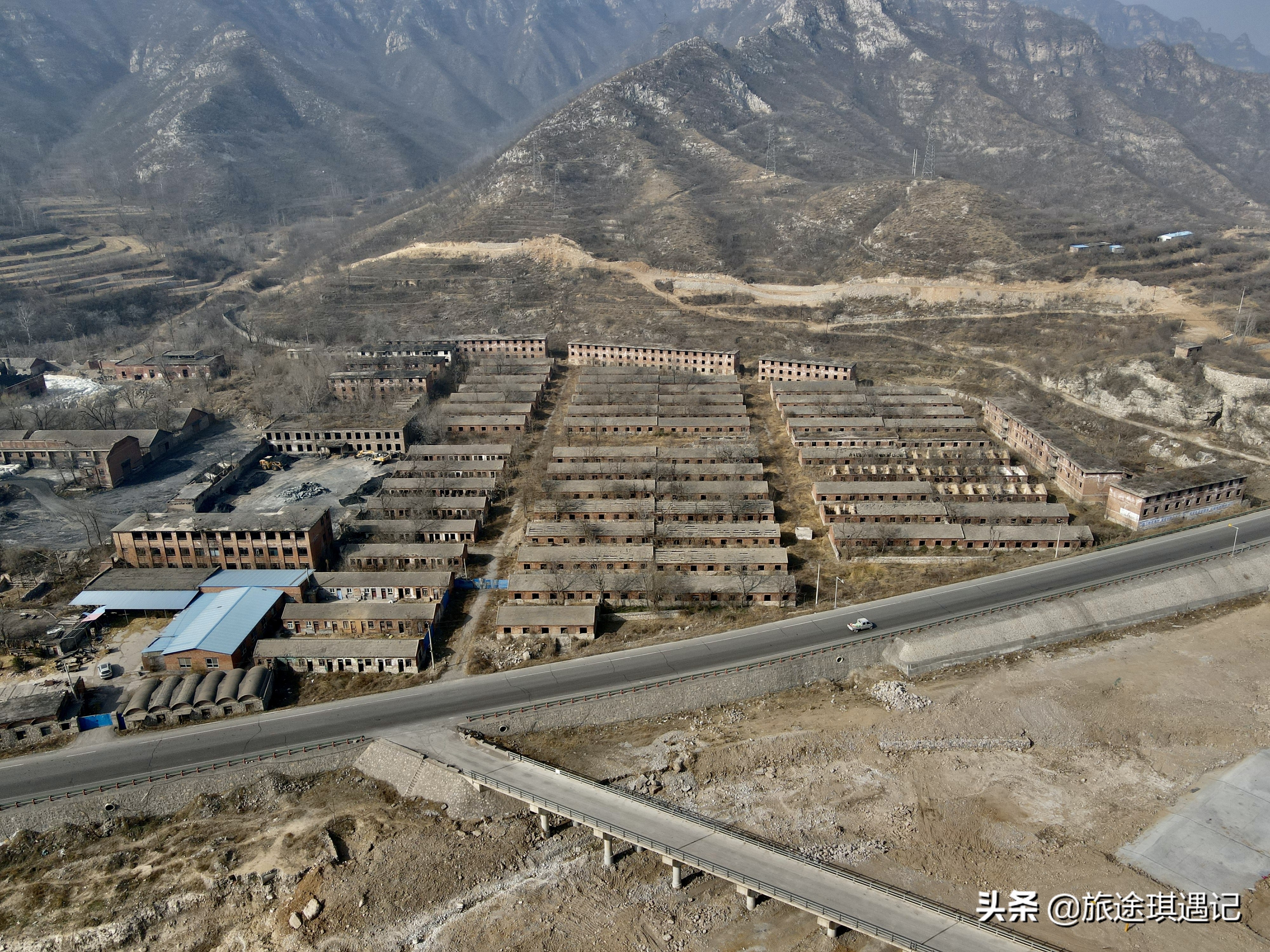 村子用窟窿命名，74年前传出震惊世界的消息，三家三线厂紧密相连