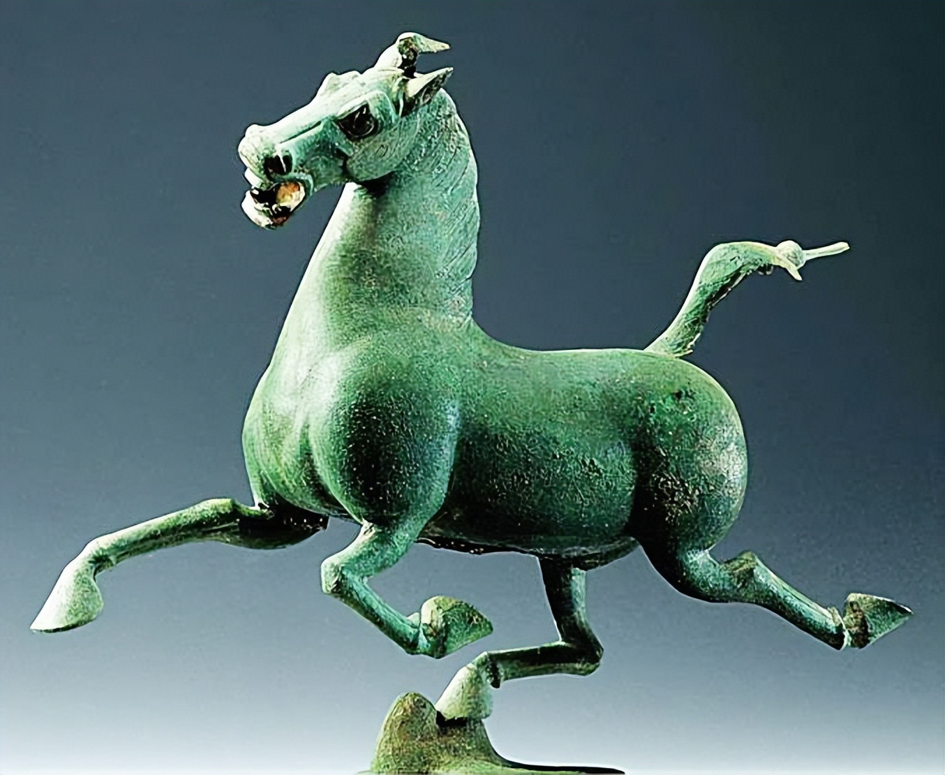 马超龙雀铜奔马,究竟是马踏飞燕还是马超龙雀