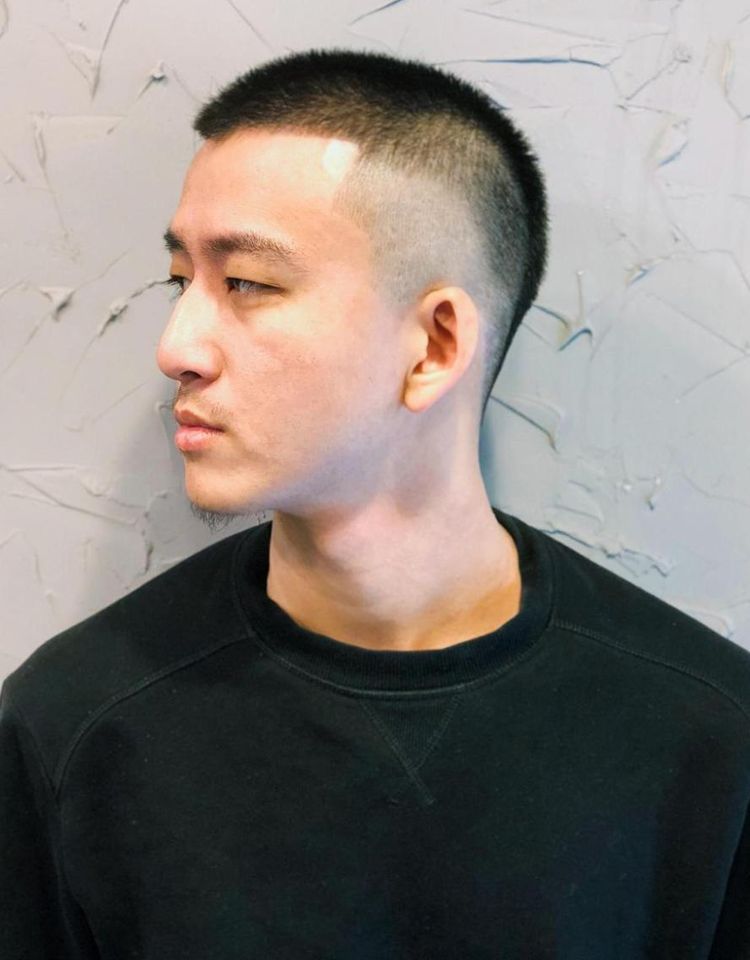 中年男士什么发型让人看着舒服,中年男人什么发型显年轻