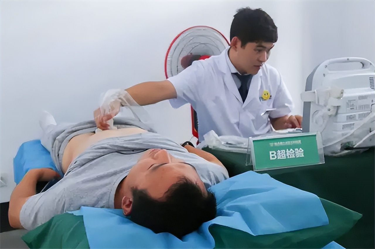 2006年，东北50岁大汉成功变性，与前妻姐妹相称，让女儿喊他姑姑