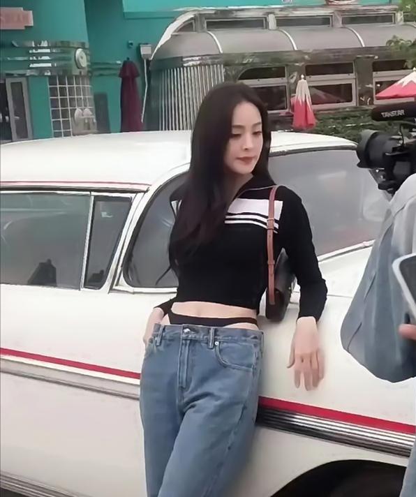 古力娜扎露脐上衣配紧身裤,古力娜扎格子裤穿搭