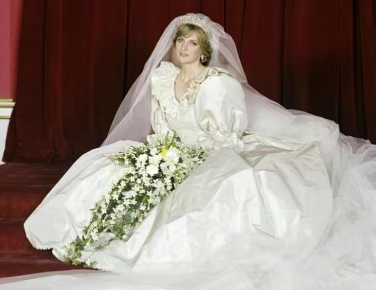 戴安娜的2个著名情人：一个用她挣钱为她自杀，一个陪她命丧黄泉