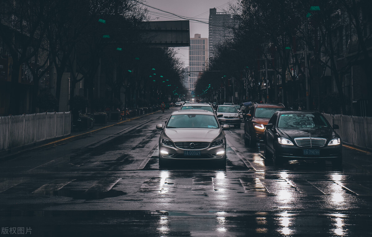 车停久了一动咯噔一声,车停太久开动时砰一声