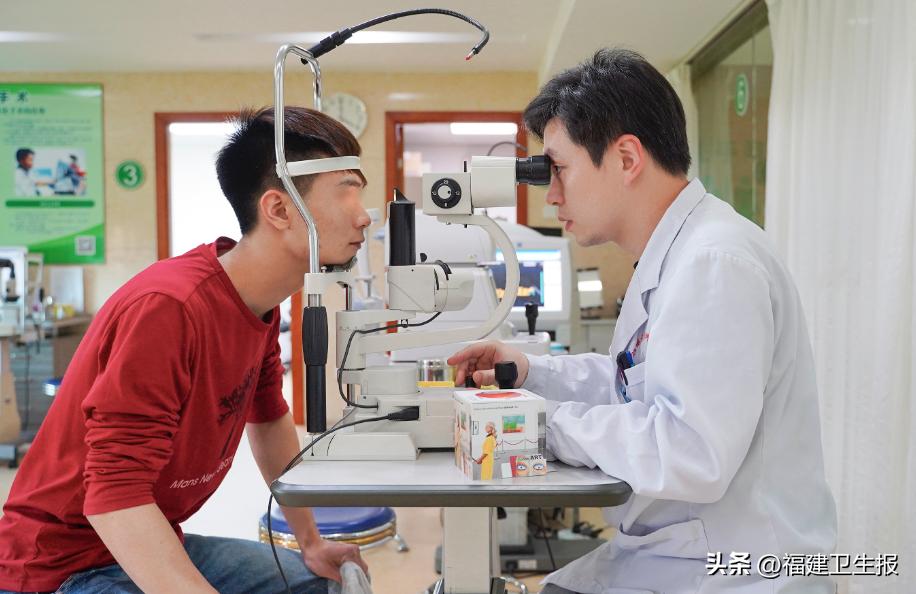 福州男子戴眼镜都达不到理想视力，医生为他植入“眼镜”后......