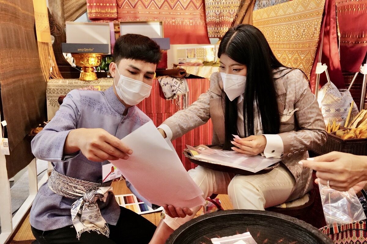 泰国神兽公主身材好辣！白衬衫裹身掩不住丰胸，可惜35岁仍是单身