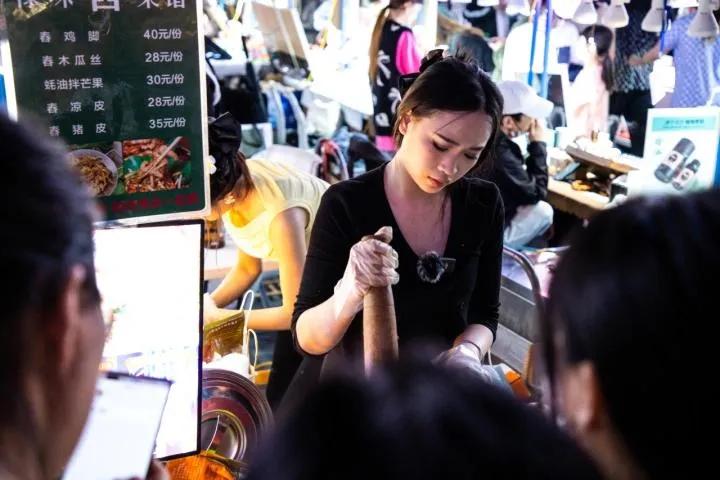 95后空姐的练摊人生,95后空姐辞职摆摊卖奶茶gif