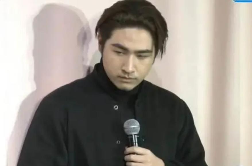 儿子出道一天被退圈再退圈，忆星爸当年同时劈腿四女，真是好轮回