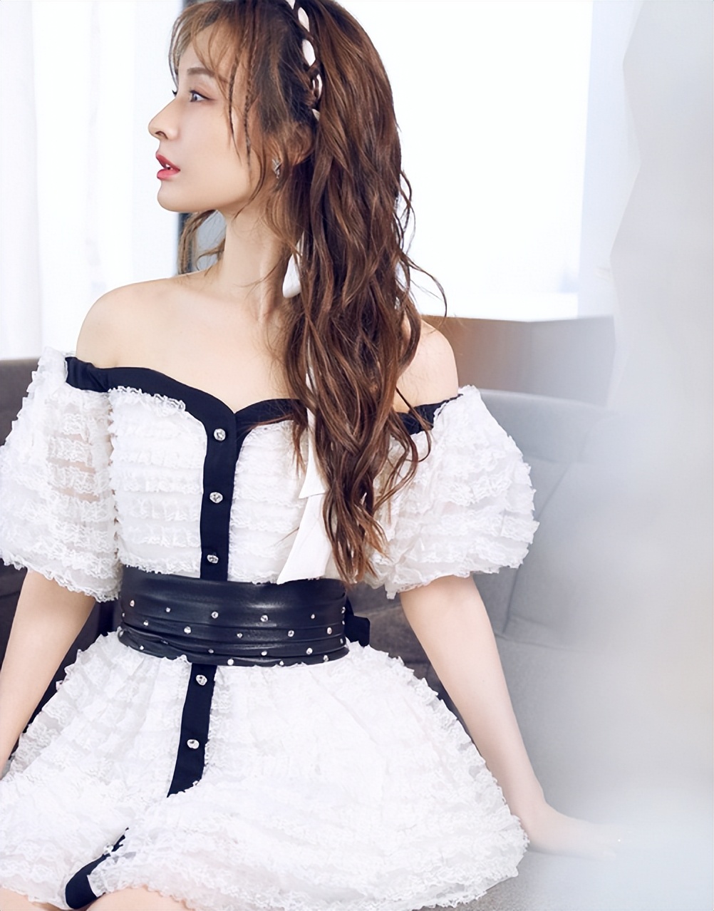 38岁的吴昕身穿深色碎花短裙，搭配黄色针织衫，逛夜市少女感满满