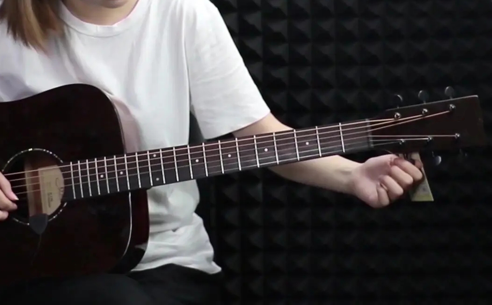 手工吉他好还是品牌吉他好,自学吉他如何选吉他品牌性价比高