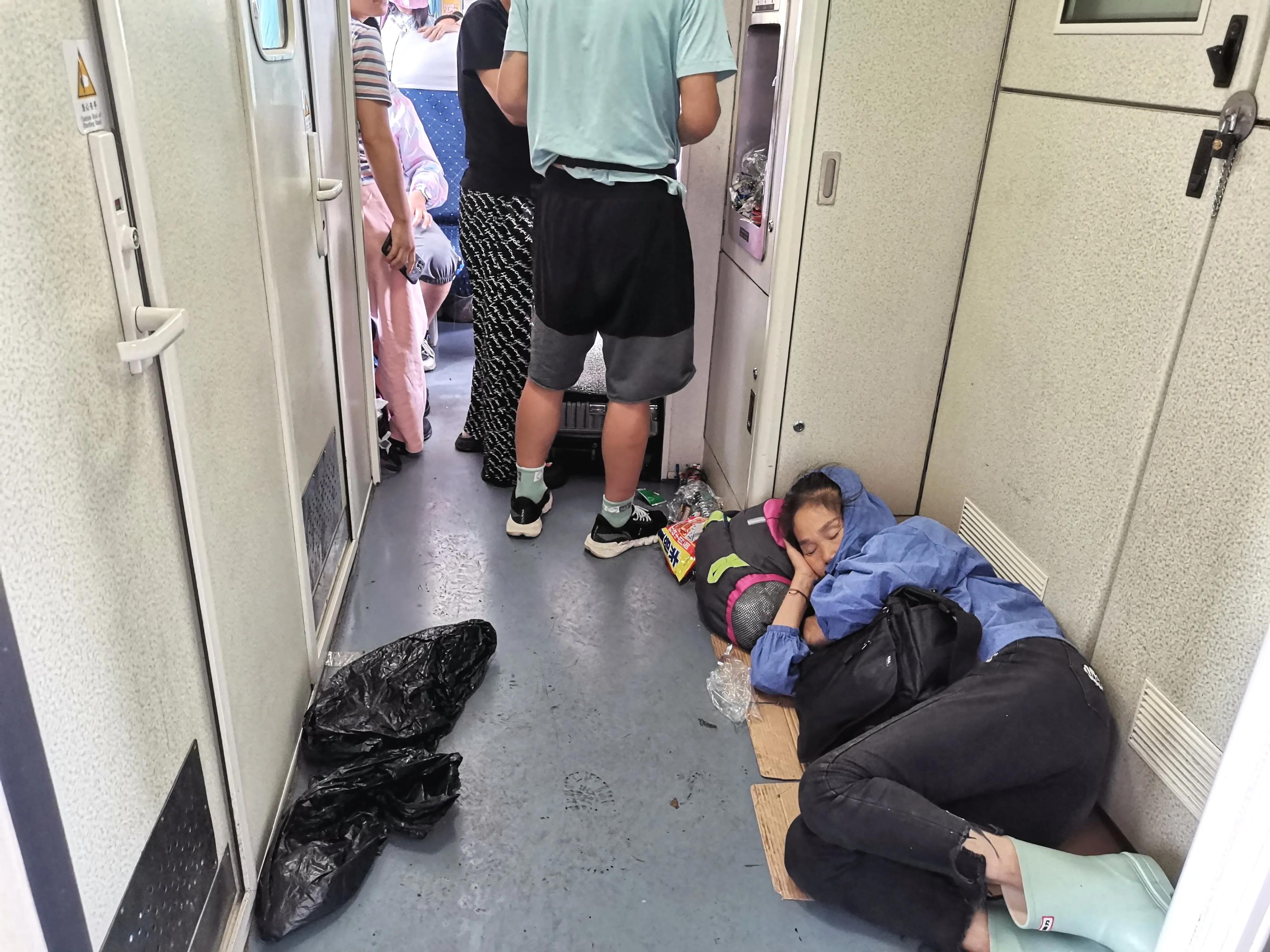 带孩子坐硬座会不会太累,带孩子硬座坐20多个小时什么感受