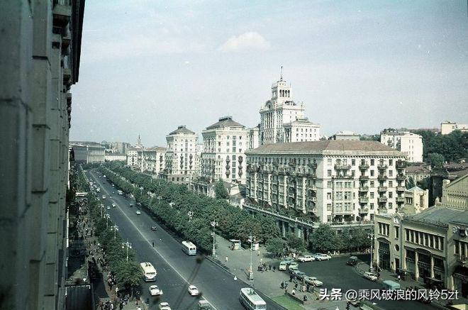 高清老照片：旗人格格大腿岔开豪放洗衣，地主三妻四妾不输女明星