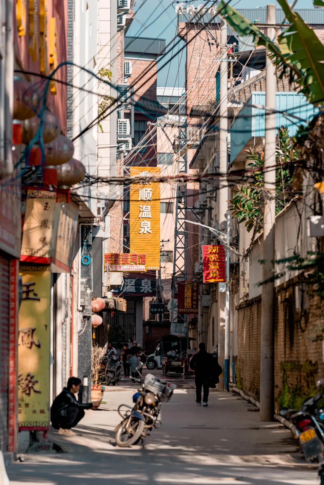 云南西部大峡谷泡温泉,云南原始森林温泉
