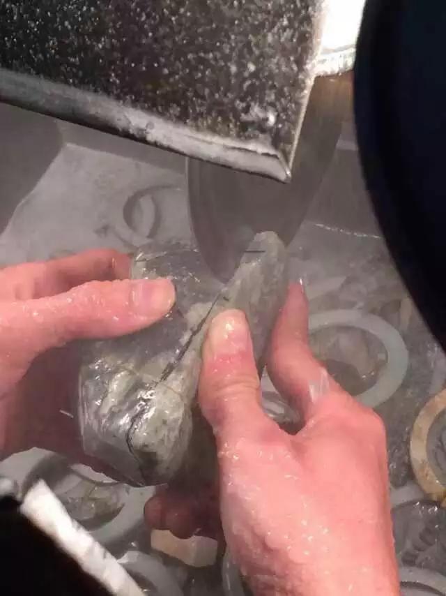 顶级玻璃种翡翠原石切割视频,顶级玻璃种全脱沙翡翠原石