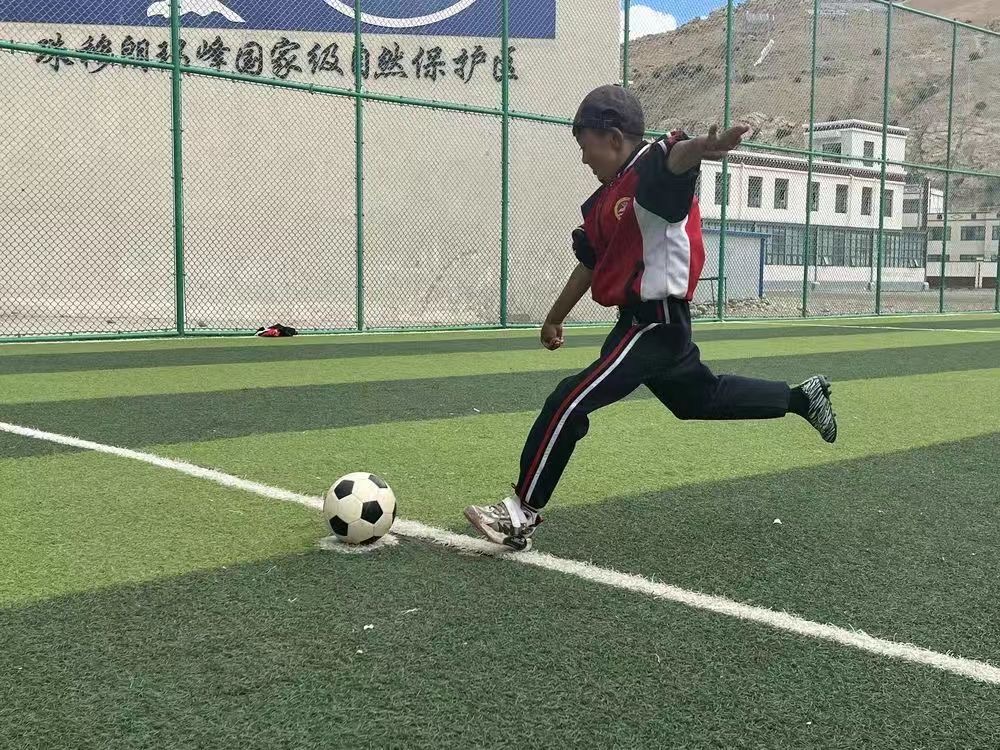 一双球鞋一人一只，凑成“黄金左右脚”！没有什么能够阻挡“运动小子”们的热爱