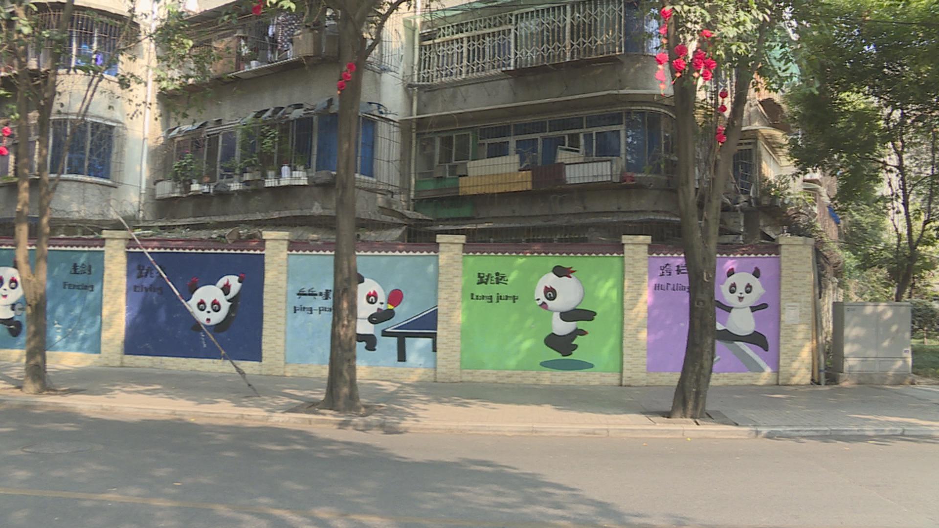 蓉宝街头,蓉宝参观大运会媒体中心