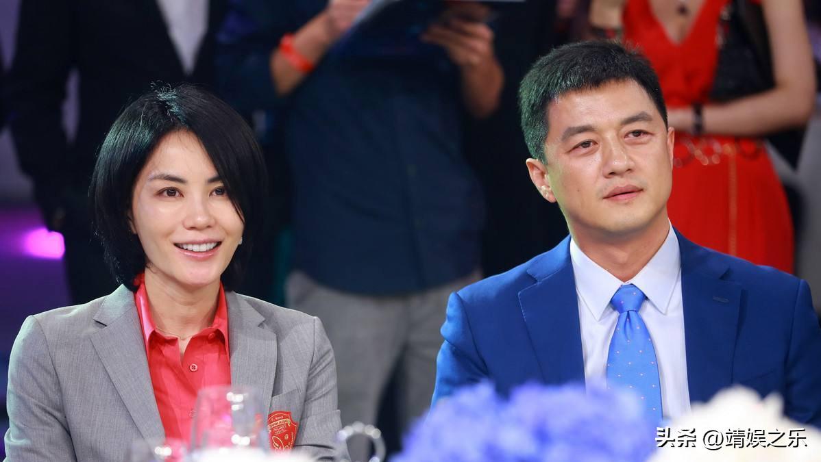 王菲谢霆锋复合七年首合体,王菲谢霆锋挽手同回北京在撒狗粮