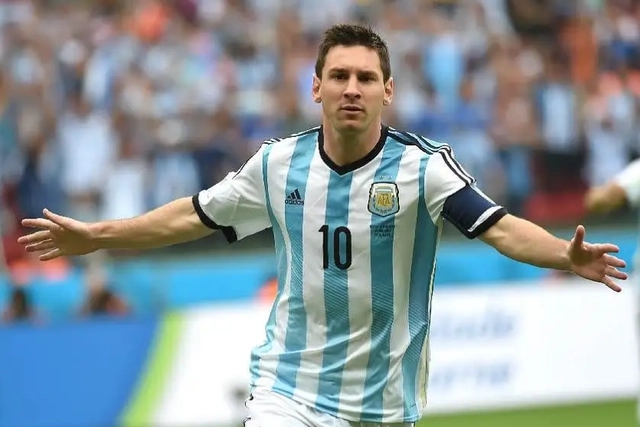 从侏儒症逆袭一代球王,从侏儒症到足球巨人