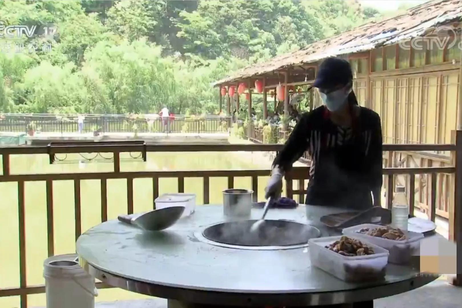 湖南女子投资180万开农庄日入2位数,如今靠柴火鸡年销售额1000万