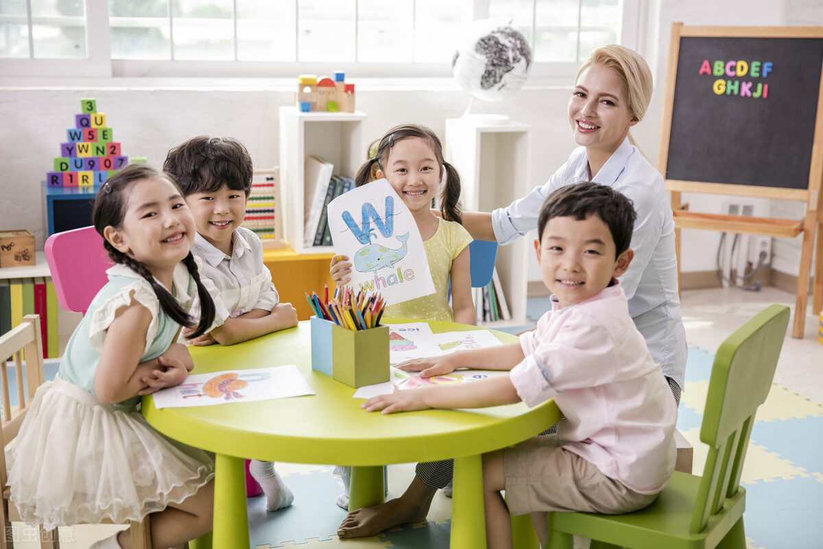 小班第一天入园怎么吸引小朋友们,小班新生入园哭闹老师如何解决