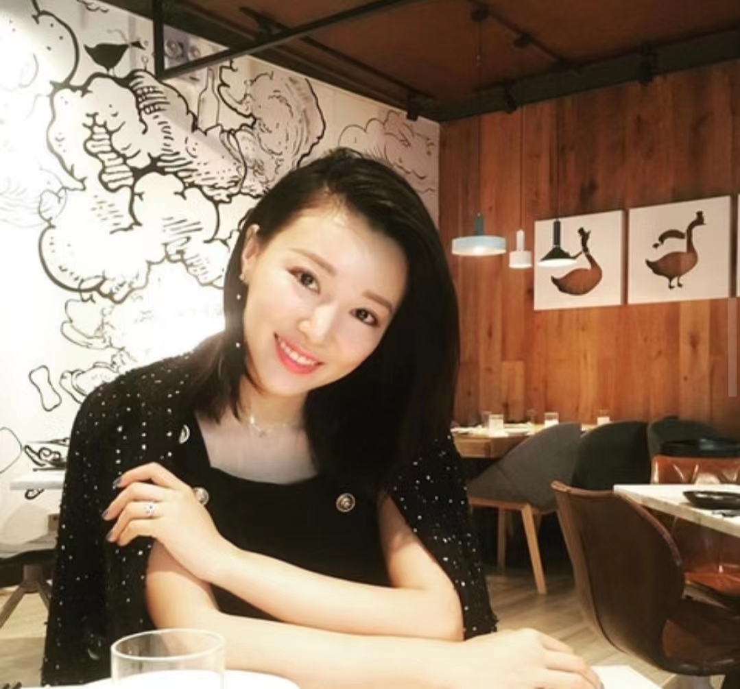 好心做坏事！TVB前女星带女儿郊外大量放生牛蛙，被网友批没常识