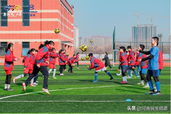 河南省体教融合“奔跑吧·少年”冠军来到濮阳市、许昌市襄城县、驻马店市的校园,给学生普及科学体育知识