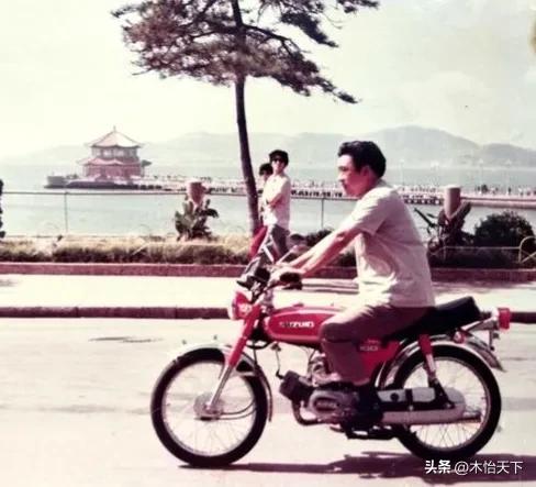 三十多年前的一张老照片,村里第一辆摩托车